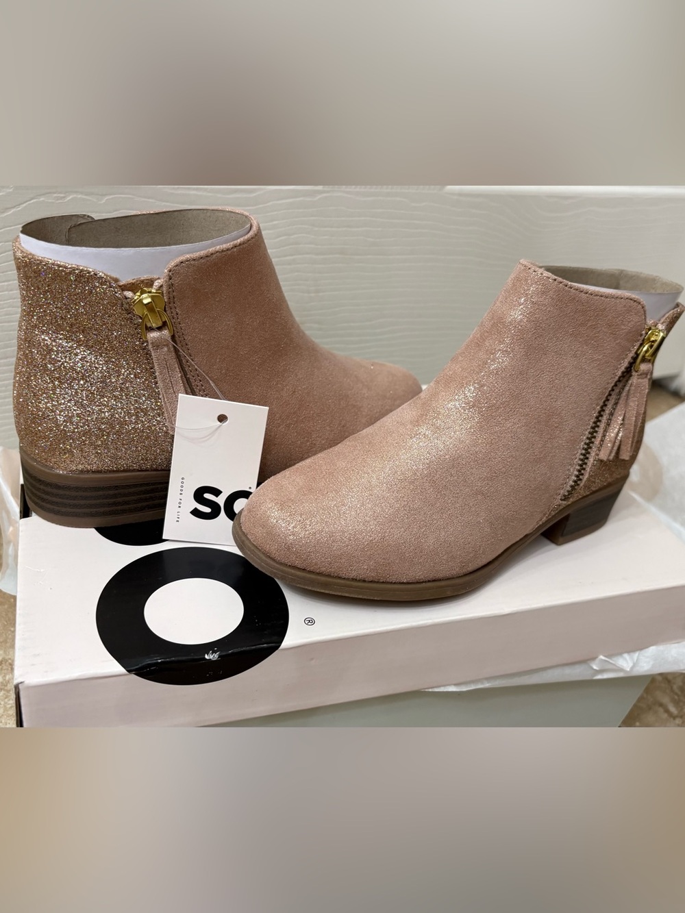 New in box size 13 girls SO Blush Pink Suede Ankle Booties with Subtle Glitter